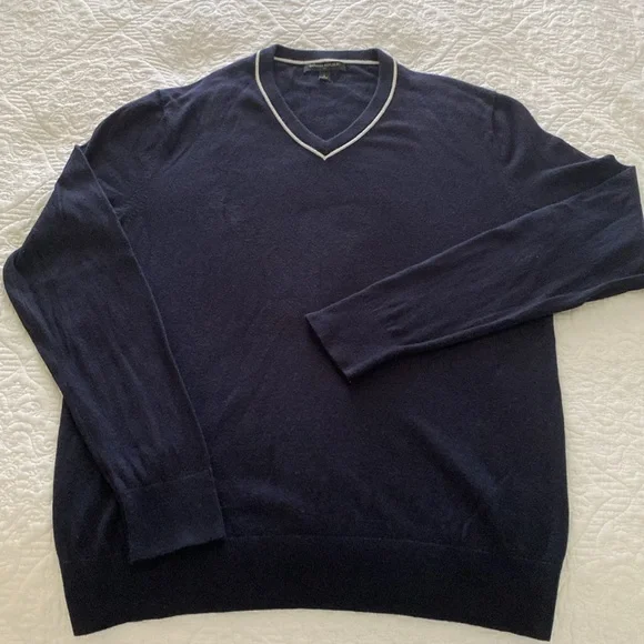 Men’s Banana Republic long sleeve navy sweater with white V neck detail - Picture 2 of 8